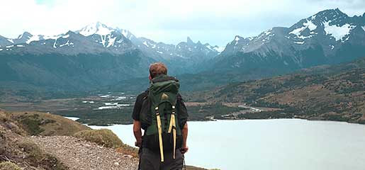 Hermosa escena de montaña con excursionista en primer plano